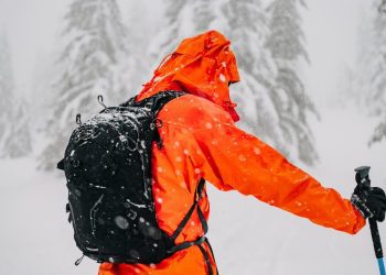 how to choose the right ski backpack or daypack for your ski trip?