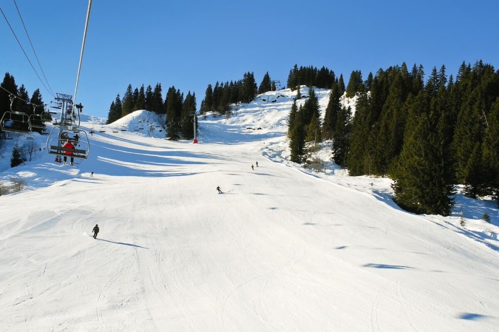 Enjoy a day trip from Geneva to ski the Alps