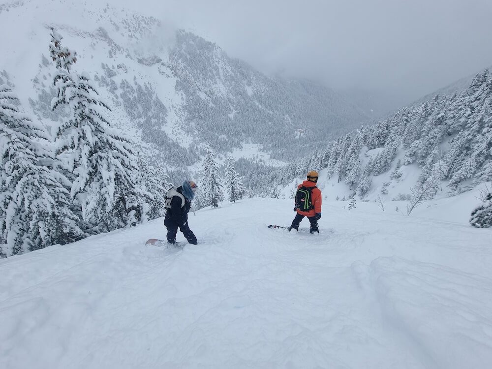 Powder snowboard off piste with Split the Mountain in Bansko, Bulgaria