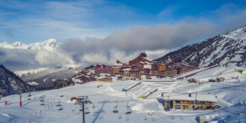 Big vs Small Ski Resort: How to Choose the Right One For Your Trip
