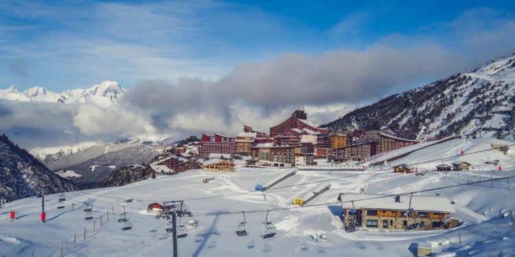 Big vs Small Ski Resort: How to Choose the Right One For Your Trip